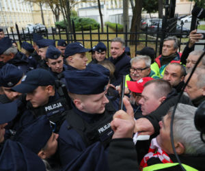 Awantura przed Trybunałem Konstytucyjnym! W ruch poszły barierki. Policja na miejscu!
