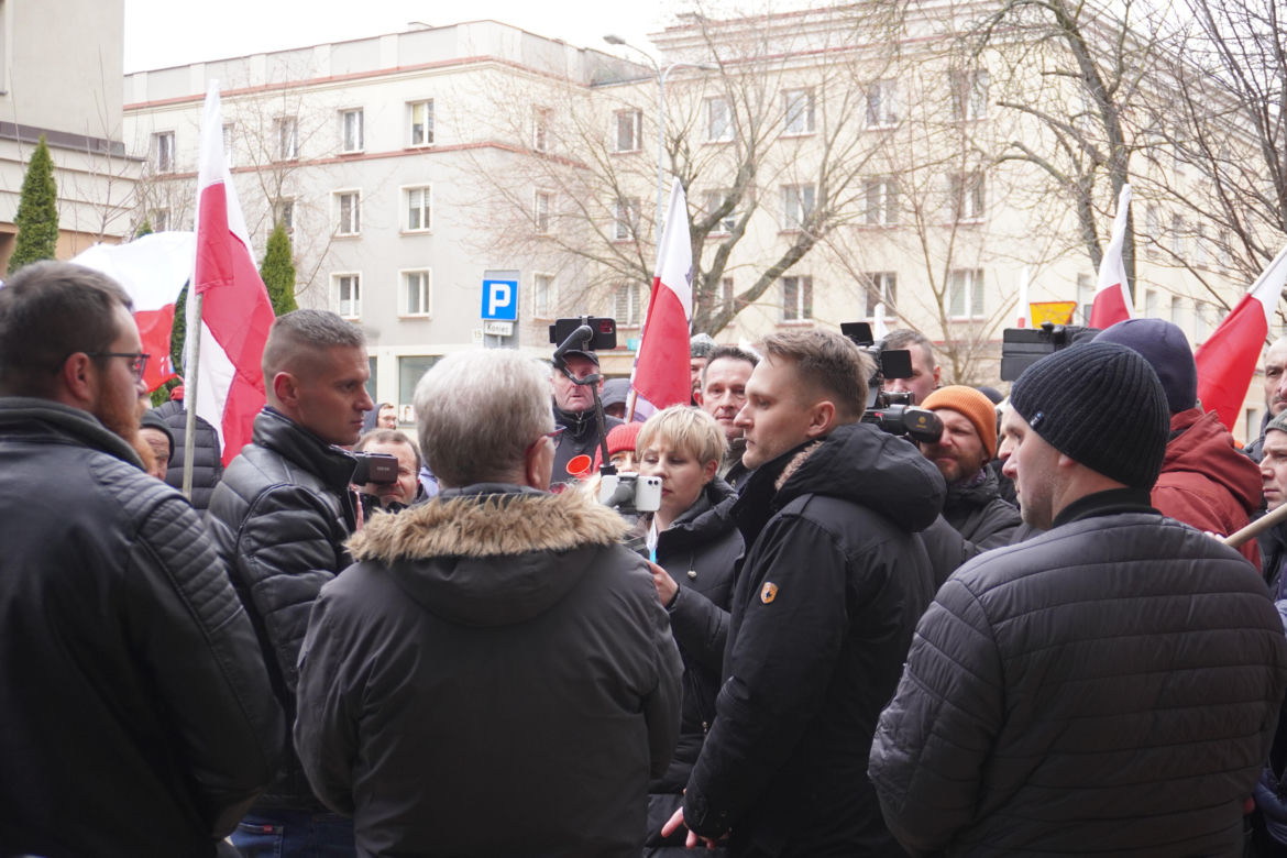 Protest rolników w Białymstoku. Rolnicy rozsypali bele słomy przed biurami PO i PiS