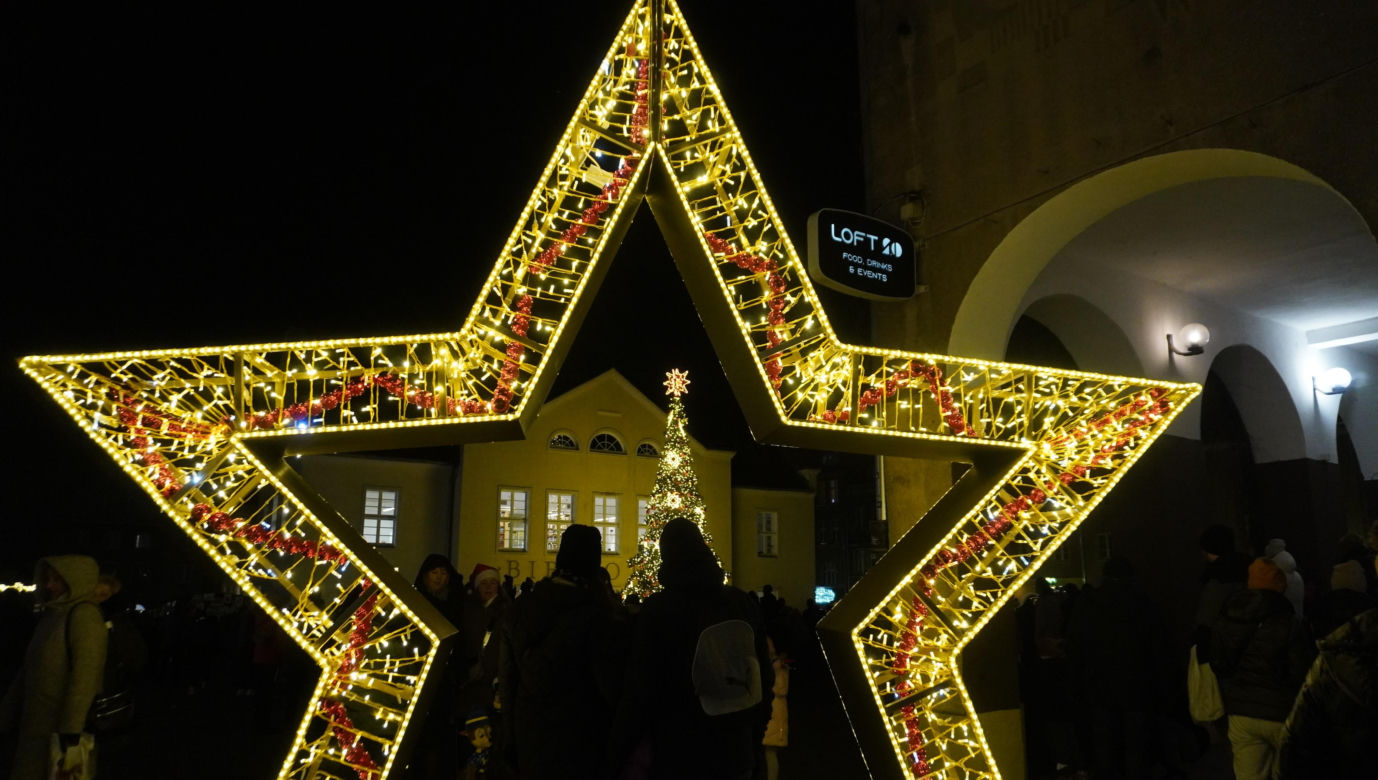 Święta w Olsztynie odpalone! Na Starym Mieście rozbłysła piękna choinka [ZDJĘCIA]