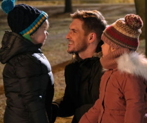 M jak miłość odc. 1582. Marcin (Mikołaj Roznerski), Szymek (Staś Szczypiński), Maja (Laura Jankowska)