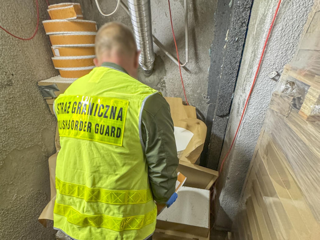 Nielegalna fabryka papierosów zlikwidowana! Milion papierosów w kartonach po pizzy