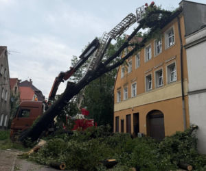 Burze spustoszyły Dolny Śląsk. Setki interwencji strażaków i ewakuacja obozów harcerskich