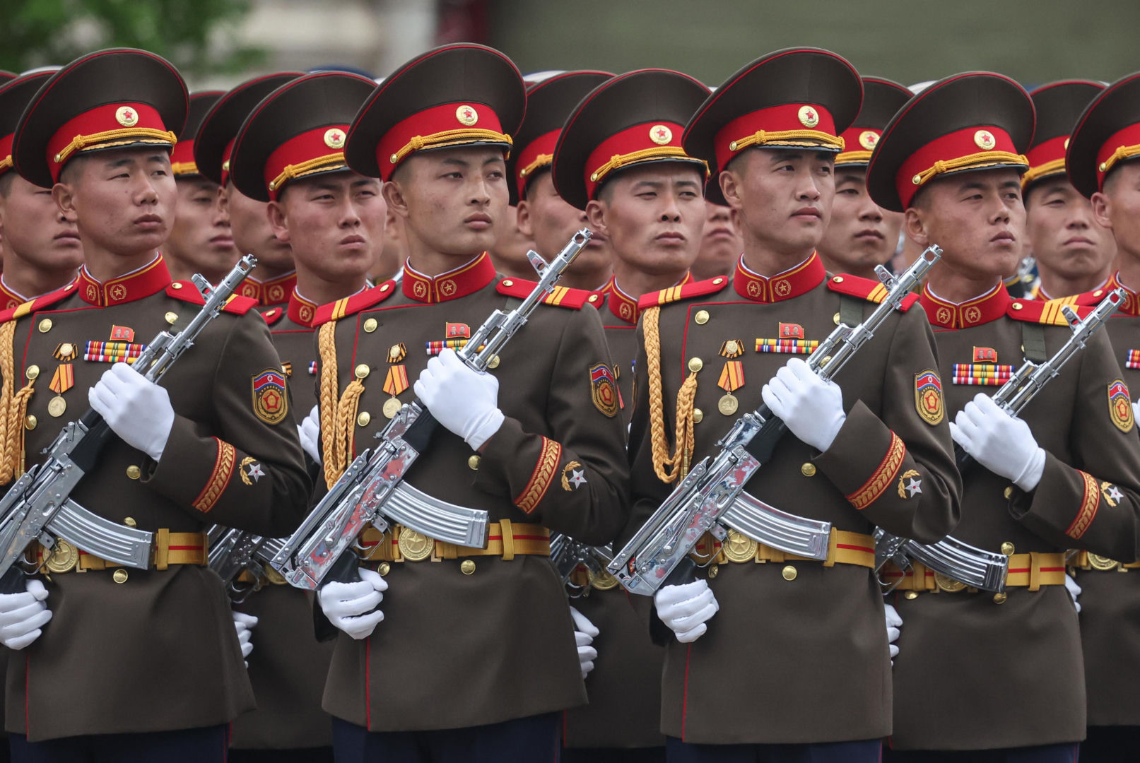 Sojusz za miliardy dolarów. Korea Północna liczy zyski z wojny, wysyłając broń i żołnierzy do Rosji