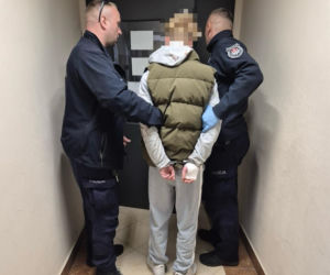  Przez 30 kilometrów uciekał przed policją. Wjechał do rzeki, uciekał pieszo i skończyl w policyjnym areszcie
