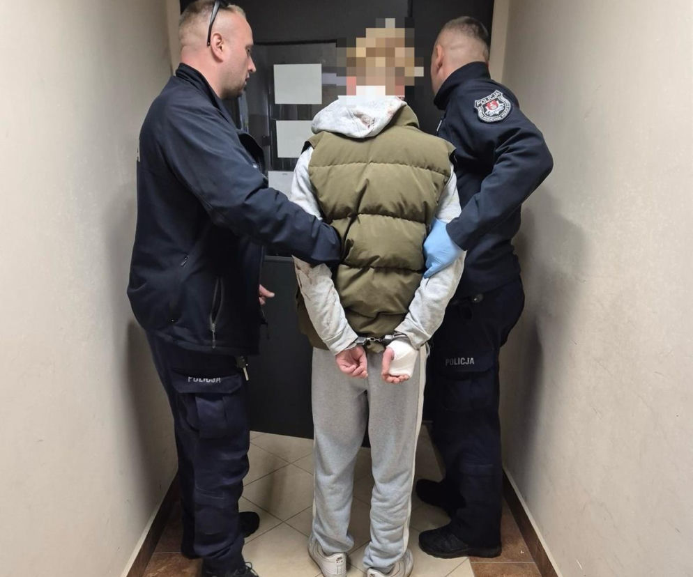  Przez 30 kilometrów uciekał przed policją. Wjechał do rzeki, uciekał pieszo i skończyl w policyjnym areszcie
