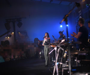 Roxie Węgiel z gołym brzuchem śpiewa dla najmłodszych