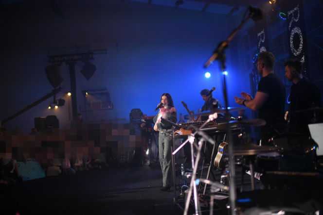 Roxie Węgiel z gołym brzuchem śpiewa dla najmłodszych