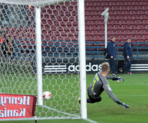 Dziury wypalone w murawie, powyrywane krzesełka, zdewastowane łazienki: Stadion Wisły po meczu z Sandecją [ZDJĘCIA, AUDIO, WIDEO]