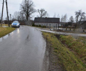 PIJANY kierowca STARANOWAŁ ogrodzenie i pozbawił rodzinę prądu! Swoje punto porzucił w lesie