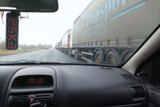 Kolejki na granicy w woj. lubelskim zmniejszają się. W niektórych miejscach jednak dalej trzeba czekać ponad 30 godzin