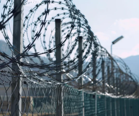 Muzyka jako narzędzie tortur w Guantanamo. Tak rockmani mścili się na Pentagonie