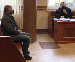 Policjant drogówki postrzelił uciekiniera w pośladek. Stanął przed sądem