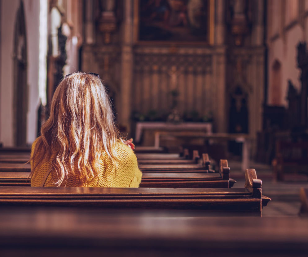 Maseczka liturgiczna. Zobacz jak wygląda! Dlaczego to zły pomysł? Wyjaśniamy