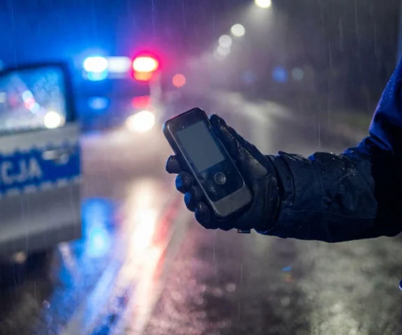 Śmiertelny wypadek w Kostrach. Pijany kierowca zabił motorowerzystę i uciekł