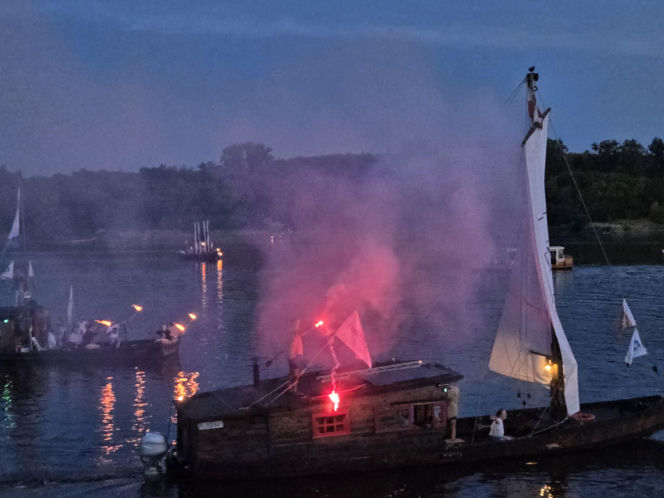 Wieczorna parada na Wiśle zachwyciła mieszkańców. Tak wyglądał finał Festiwalu Wisły w Fordonie
