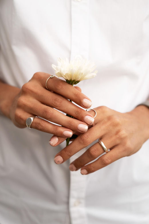 Lniane paznokcie to idealny manicure dla minimalistek