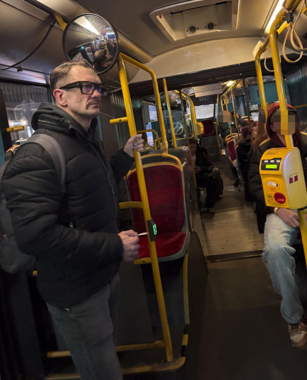 Łukasz Mejza jeździ autobusem