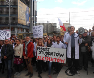 Białe kitle wypełniły Katowicki Rynek. Studenci ŚUM-u wsparli protest rezydentów [ZDJĘCIA, AUDIO]
