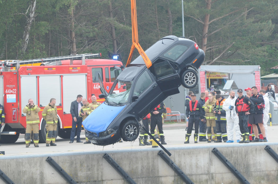 Auto w kanale portowym