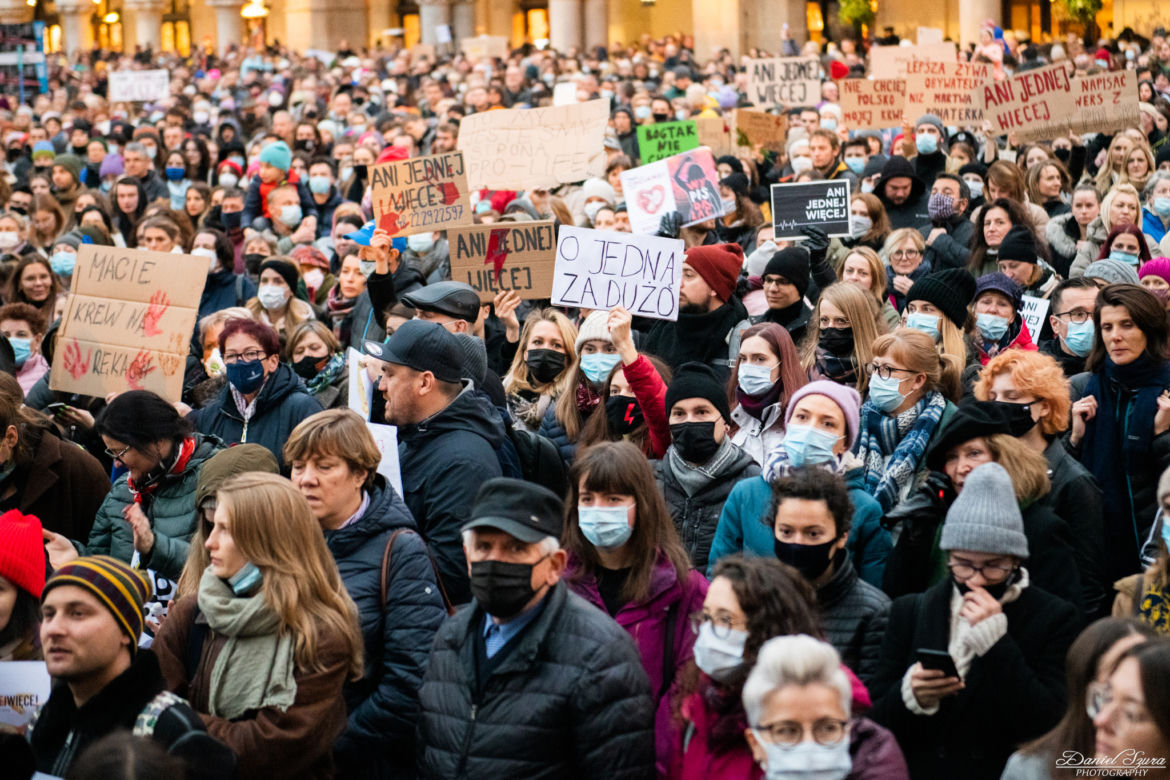 "Ani jednej więcej". Najmocniejsze hasła na protestach po śmierci Izabeli z Pszczyny [ZDJĘCIA]