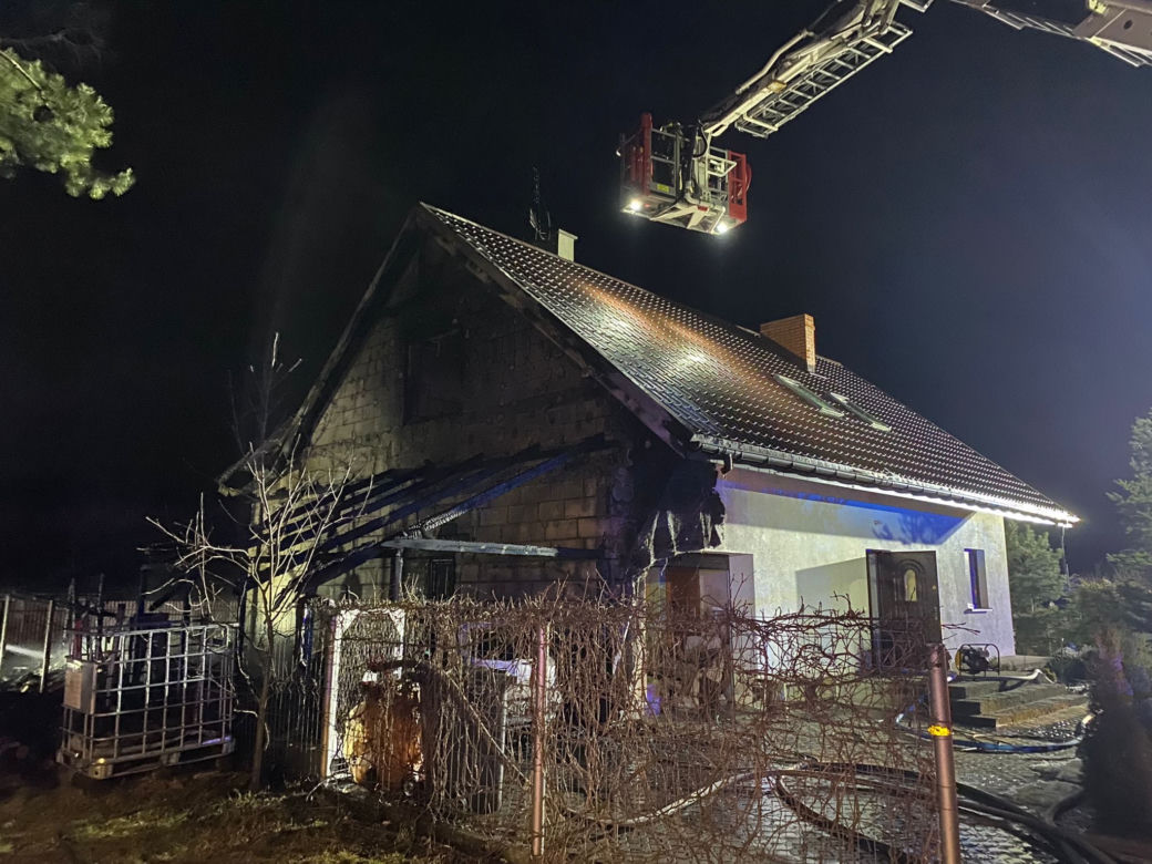 Pożar garażu i budynku w Cierpicach pod Toruniem. 10 zastępów straży w akcji