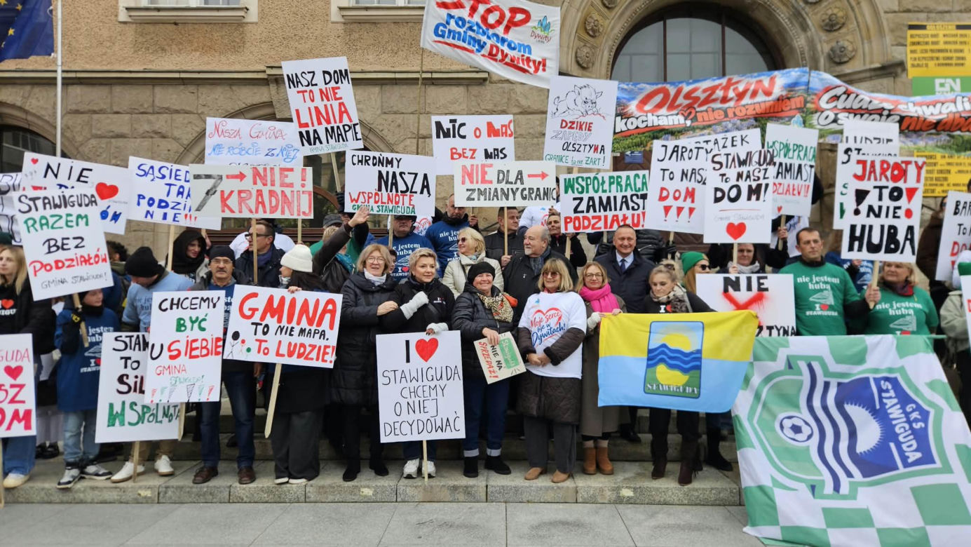 Poszerzenie granic administracyjnych Olsztyna kosztem Stawigudy i Dywit: mieszkańcy gmin protestowali przed ratuszem, byli prezydenci miasta popierają