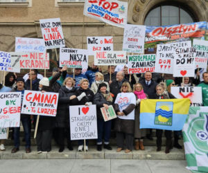 Poszerzenie granic administracyjnych Olsztyna kosztem Stawigudy i Dywit: mieszkańcy gmin protestowali przed ratuszem, byli prezydenci miasta popierają