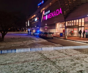 Ukradli pieniądze z auta. Policja szuka sprawców