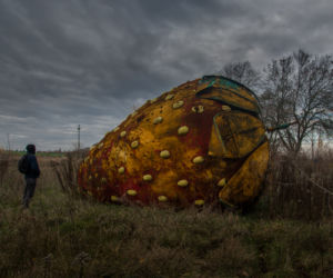 Gigantyczna opuszczona truskawka. Gdzie się znajduje?