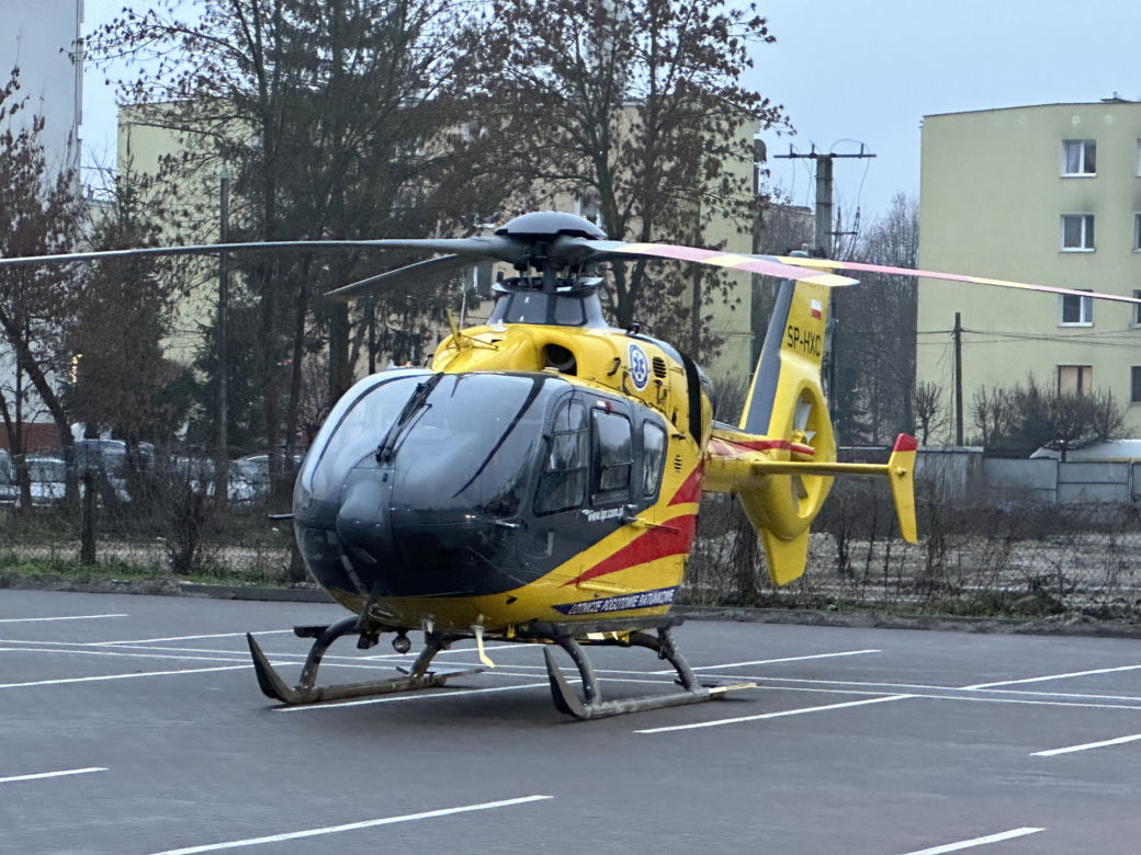 Koszmarny wypadek pod Warszawą. Taksówka owinęła się o drzewo. Kierowca cudem uszedł z życiem!