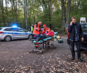 Na Wspólnej, odcinek 3389: Daria (Patrycja Topajew), Tadeusiak (Dariusz Wnuk), ratownicy