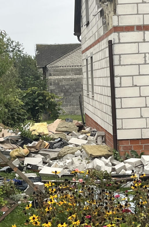 "Pięć minut byłam od śmierci". Na dom pani Alicji i jej męża spadł rosyjski dron