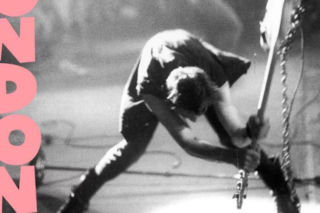 Roztrzaskał go w imię buntu. Kultowy Fender basisty The Clash trafi do muzeum w Londynie