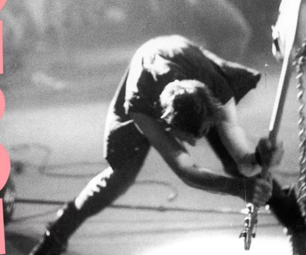 Basista Paul Simonon z The Clash w czarno-białym ujęciu, rozbijający gitarę basową o scenę. Zdjęcie, które trafiło na okładkę albumu London Calling, przedstawia ikoniczny moment w historii rocka. Więcej o tym wydarzeniu przeczytasz na naszym portalu.