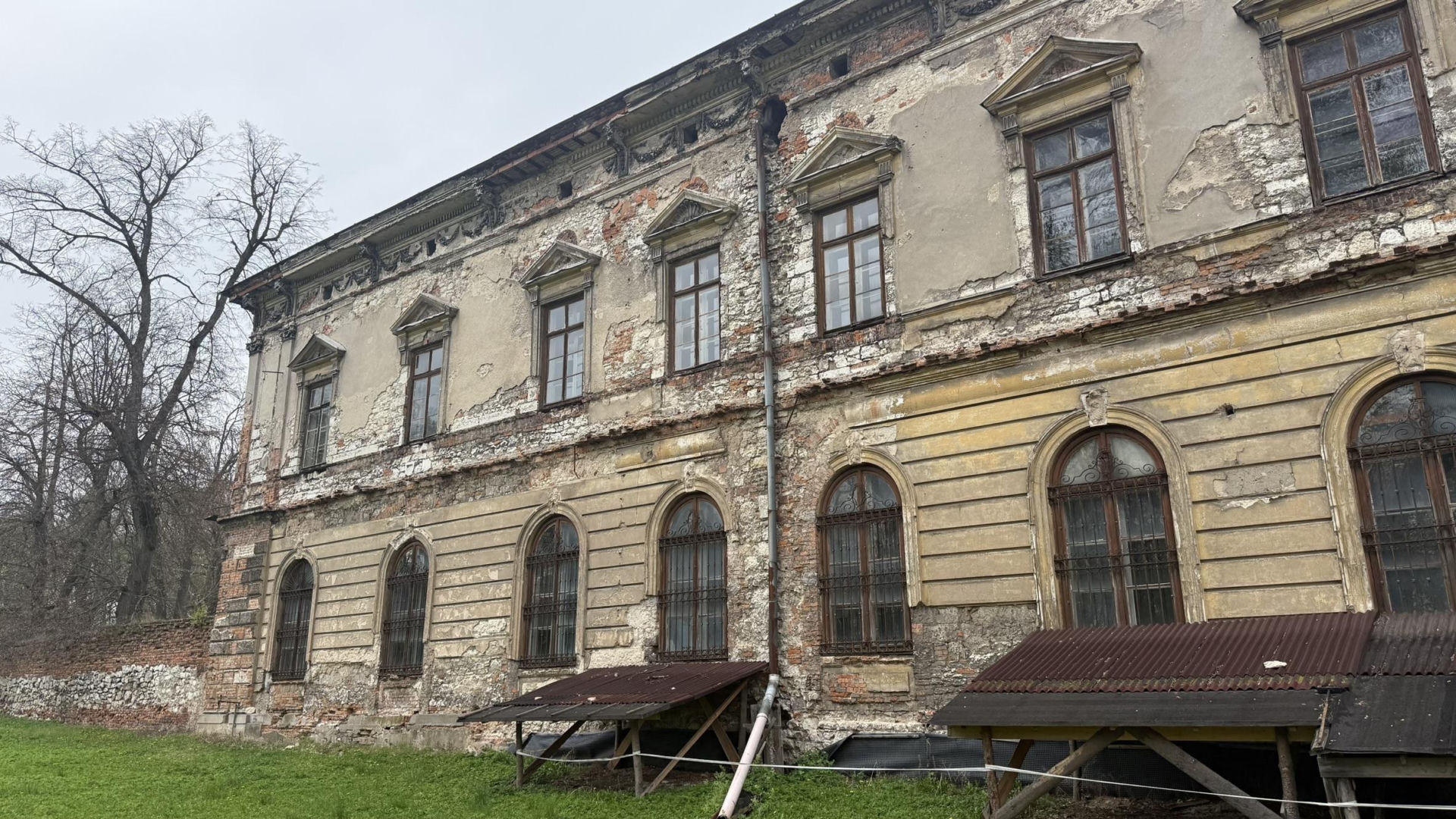 Pałac w Pilicy, wspaniała rezydencja która od dekad popada w ruinę