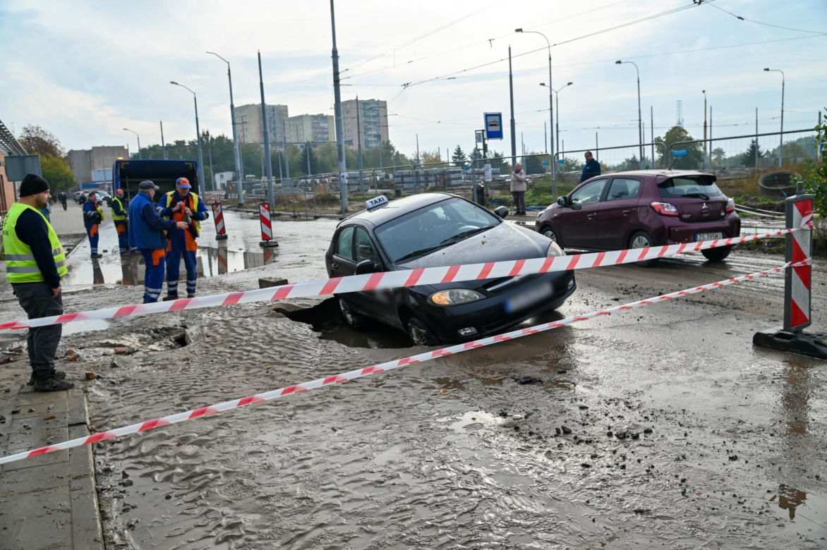 Droga zapadła się pod samochodem