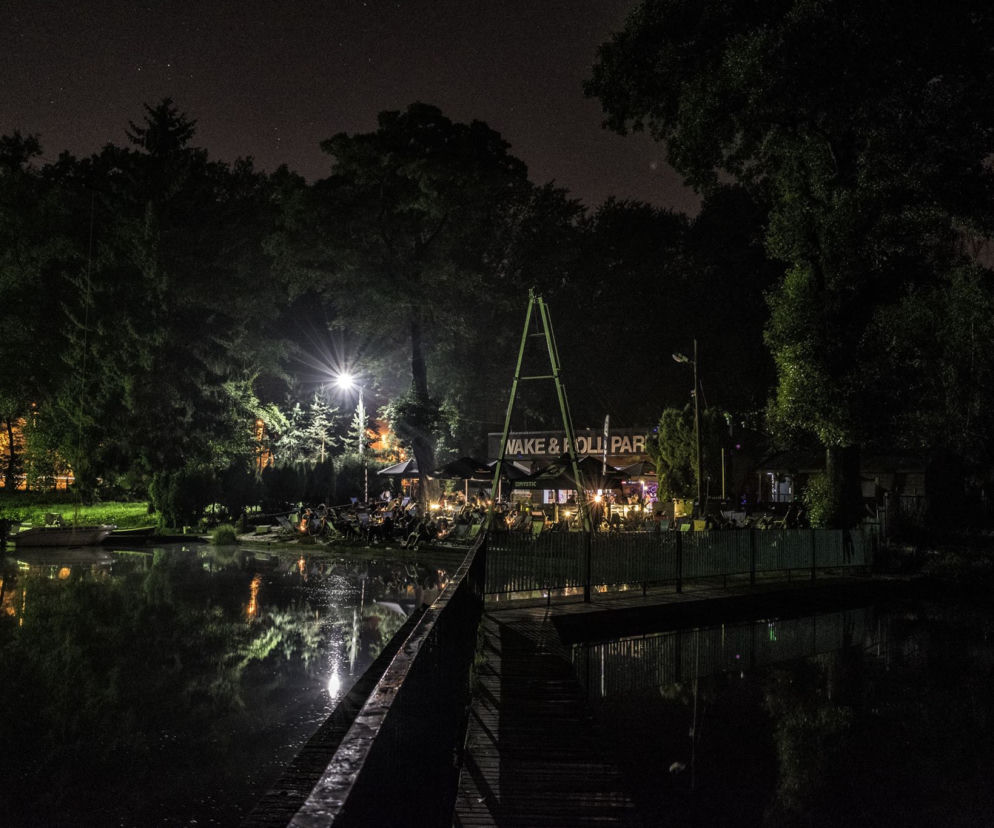 Park 1 Maja nocą