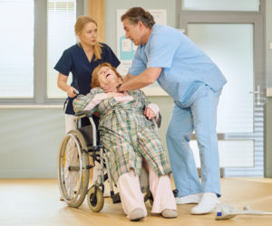 Na Wspólnej, odcinek 4195: profesor Agier słabnie na oddziale kardiochirurgii. Na oczach przerażonej córki dochodzi u niej do zatrzymania akcji serca