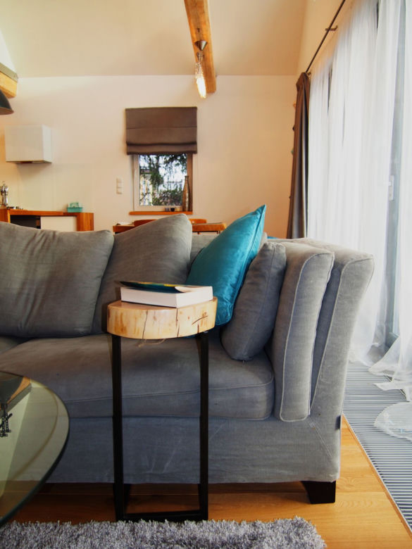 Szara sofa w salonie
