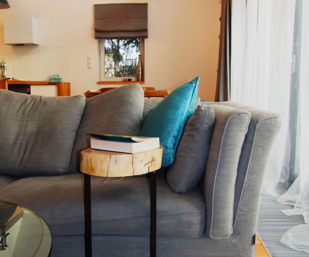 Szara sofa w salonie