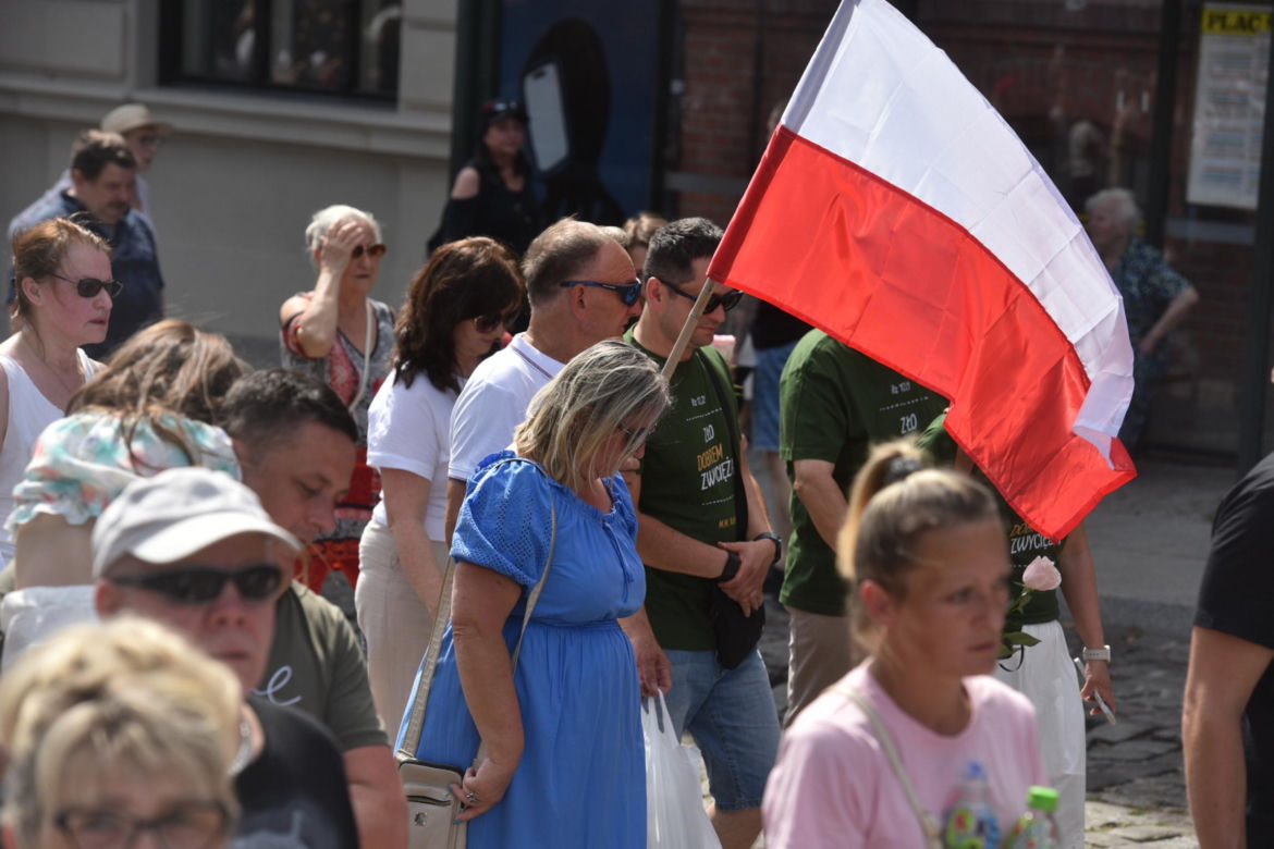 Marsz Milczenia dla Klaudii w Toruniu. „Niech nasza cisza przemówi głośniej niż słowa” [GALERIA]