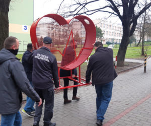 Więźniowie stworzyli ogromne metalowe serce na nakrętki. Zobacz zdjęcia!
