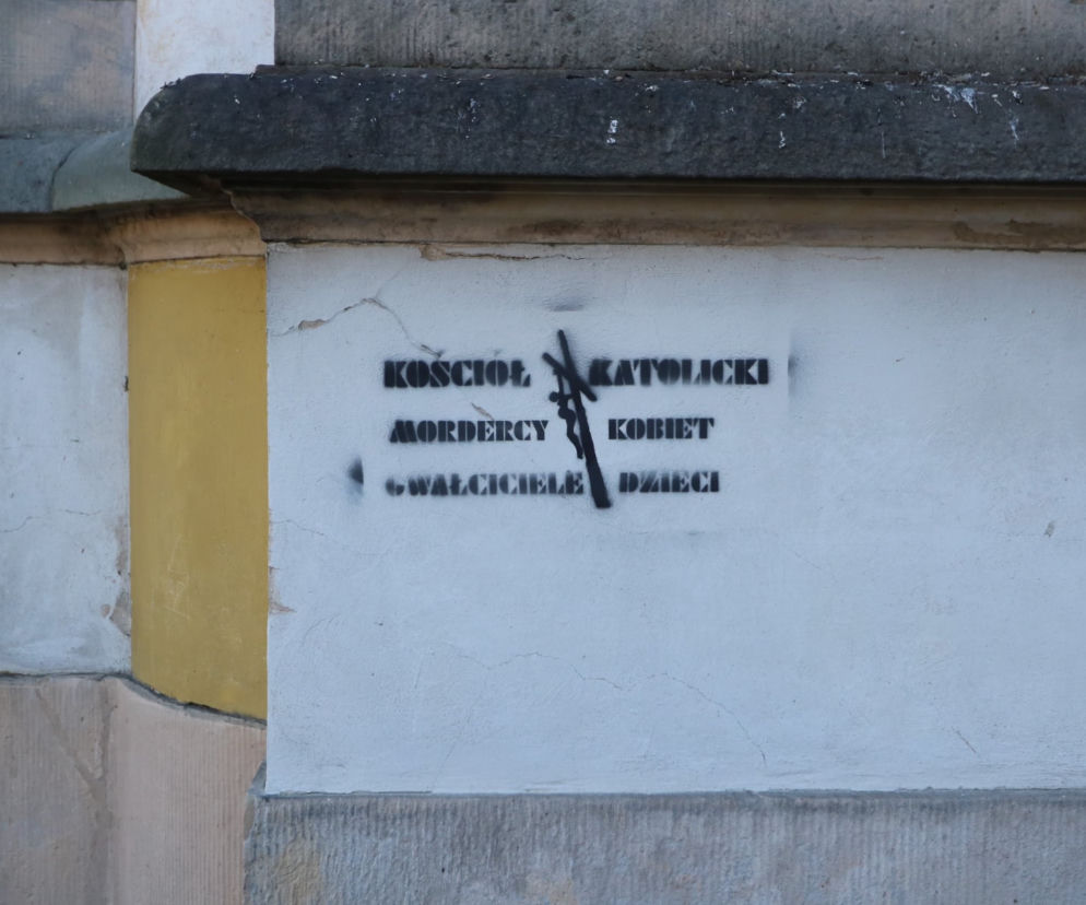 Graffiti, które pojawiło się w wielu miejscach Trzebnicy