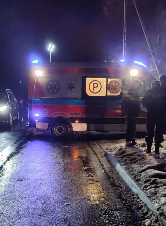 Samochód spadł z lewarka i przygniótł mężczyznę