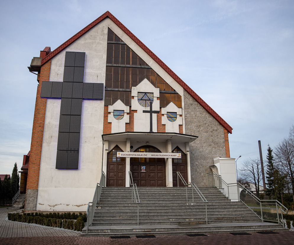 Eko krzyż ogrzewa wiernych