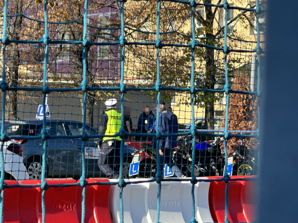 Wypadek motocyklisty podczas egzaminu na prawo jazdy. Służby interweniowały w WORD w Warszawie