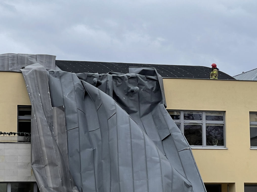 O krok od tragedii! Wiatr zerwał dach z budynku szkoły! [ZDJĘCIA]