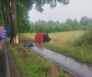 Śmiertelny wypadek koło Olsztyna. 29-latka wjechała w drzewo 