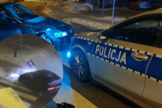 Pościg za kierowcą BMW. 25-latek rozbił auto o latarnię i próbował uciekać pieszo