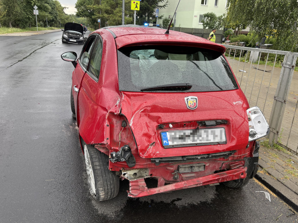Pościg za pijanym kierowcą w Warszawie. Dachowanie i dwa rozbite samochody